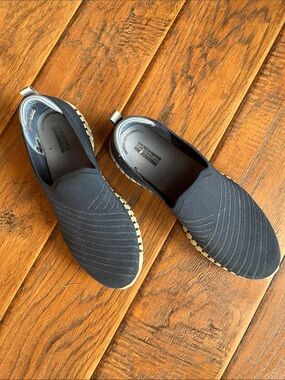 Skechers Womens Slip-On Knit Loafers — Dark Blue with Cream Sole Size 9